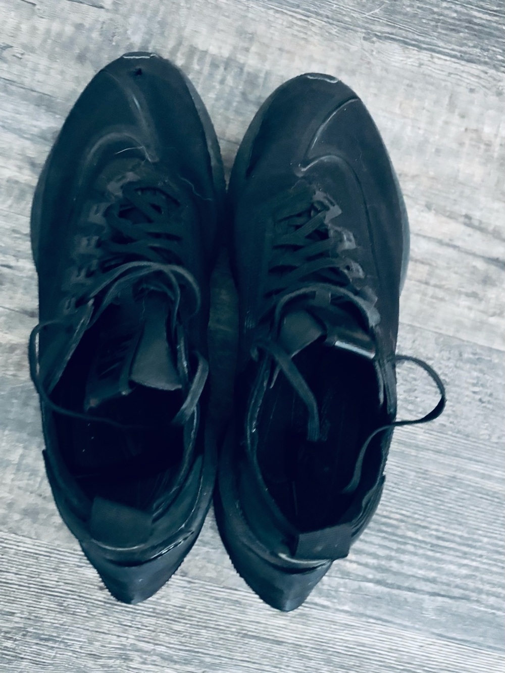 Nike Men's All-Black Low-Profile Athletic Trainers - Picture 4 of 13